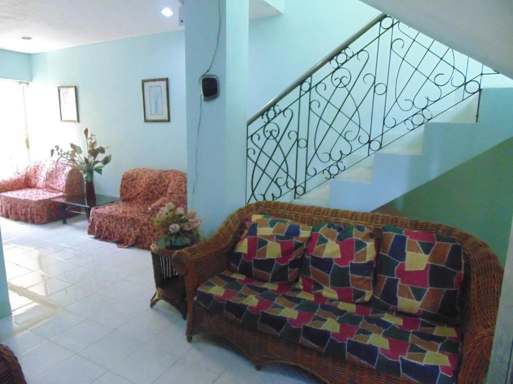 Royal Taal Inn Тагайтай Экстерьер фото